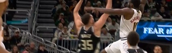 NBA直播-投不进就砸！哈达威冲筐面对补防单臂砸扣 字母哥替补席神情落寞