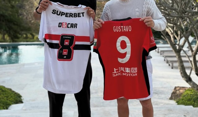 海港球迷想他了吗？古斯塔沃回巴西度假，昔日队友奥斯卡热情款待