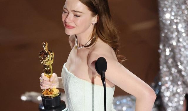 九游网站入口官网-太阳蹭到了！石头姐再次奥斯卡封后 她是太阳铁粉