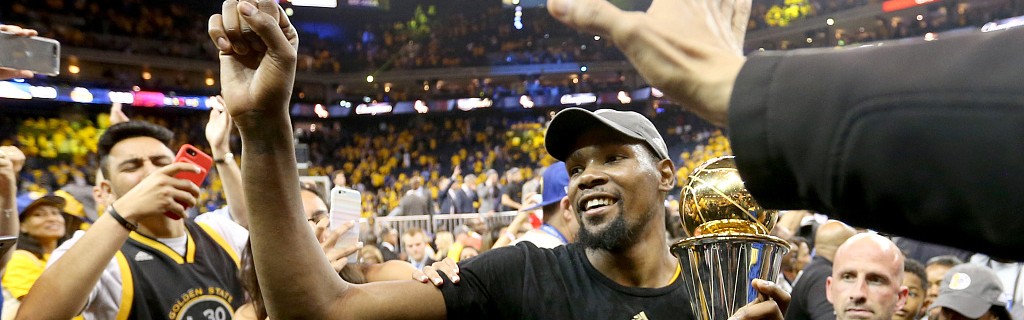 九游体育-库里粉丝嘲讽杜兰特！杜兰特杀人诛心回应：FMVP可以寄给勇士！