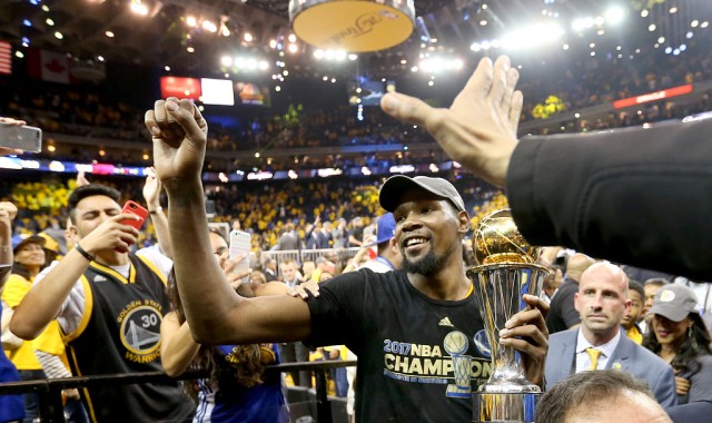 九游体育-库里粉丝嘲讽杜兰特！杜兰特杀人诛心回应：FMVP可以寄给勇士！