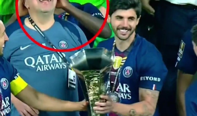 九游体育-有趣一幕！队友捧杯庆祝夺冠，努诺·门德斯捧工作人员光头