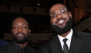 欧冠赛程-闪电侠和国王重聚！韦德晒与詹姆斯名人堂合影：⚡✖️